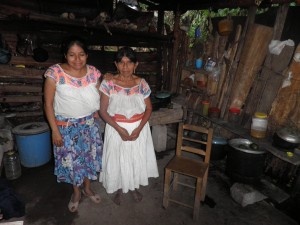 Teta a sestřenice mého žáka Juana v tradičním oblečení. Při výletu k řece nás zastihnul prudký déšť, a tak jsme zamířili k Juanově rodině na hrnek horké kávy.