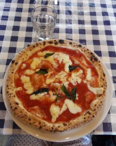 Pizza margharita v Neapoli